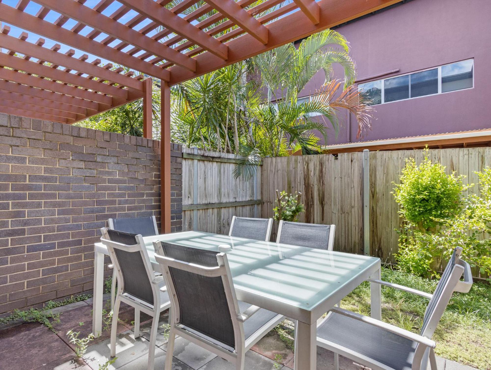 Вилла Quarterdecks Retreat Urangan Экстерьер фото